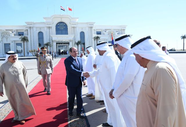 الرئيس السيسي يودّع عاهل مملكة البحرين لدى مغادرته مدينة العلمين
