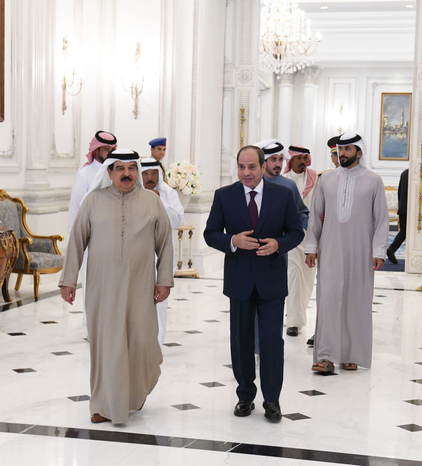 الرئيس السيسي يودّع عاهل مملكة البحرين لدى مغادرته مدينة العلمين