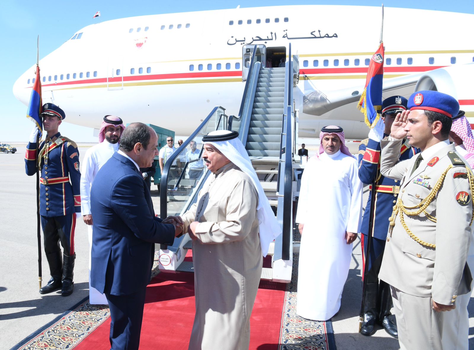 الرئيس السيسي يودّع عاهل مملكة البحرين لدى مغادرته مدينة العلمين