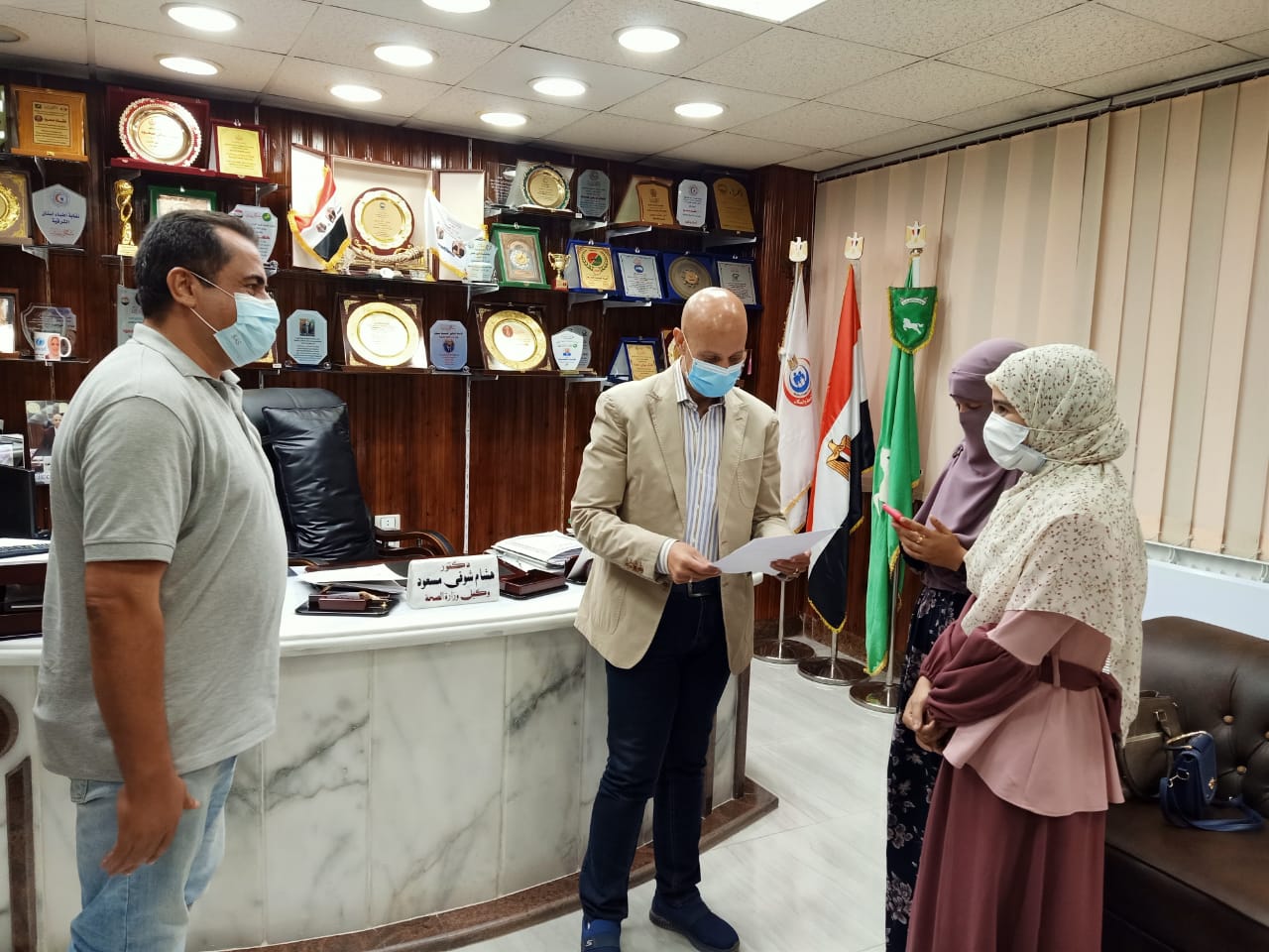 وكيل وزارة الصحة بالشرقية يستقبل متدربي الزمالة الأوائل بالمحافظة ويقدم لهم التهنئة بمكتبه