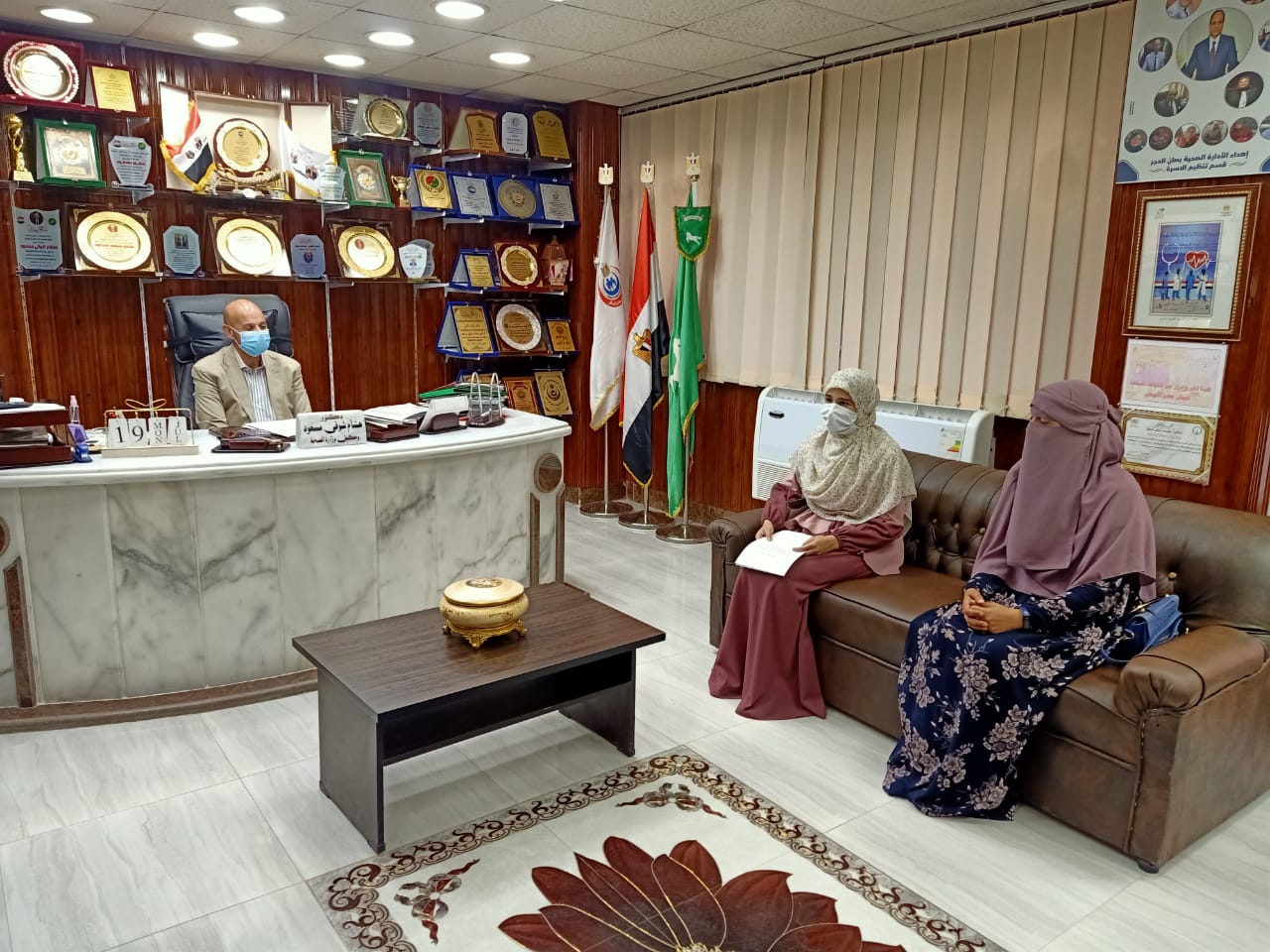 وكيل وزارة الصحة بالشرقية يستقبل متدربي الزمالة الأوائل بالمحافظة ويقدم لهم التهنئة بمكتبه