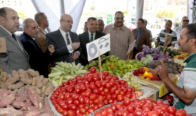 محافظ بني سويف يفتتح معرض (أهلاً مدارس) 