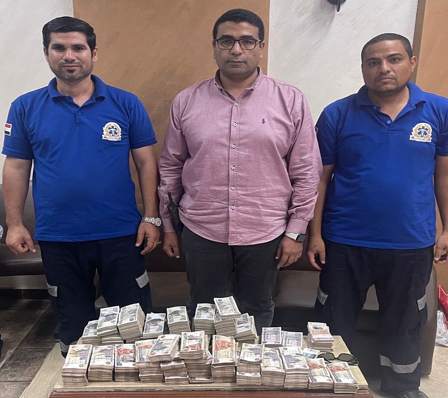 مدير إسعاف سوهاج مع السائق المسعف والمبالغ المالية