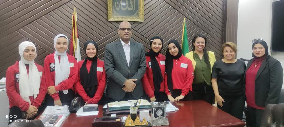 مدير تعليم المنيا يستقبل طالبات مدرسة مصر للتأمين الدولية 