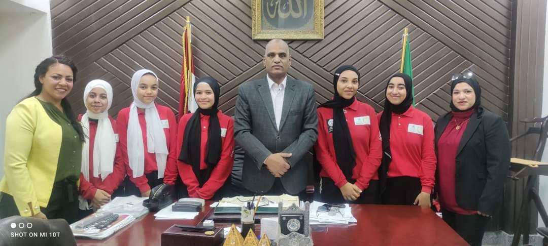 مدير تعليم المنيا يستقبل طالبات مدرسة مصر للتأمين الدولية 