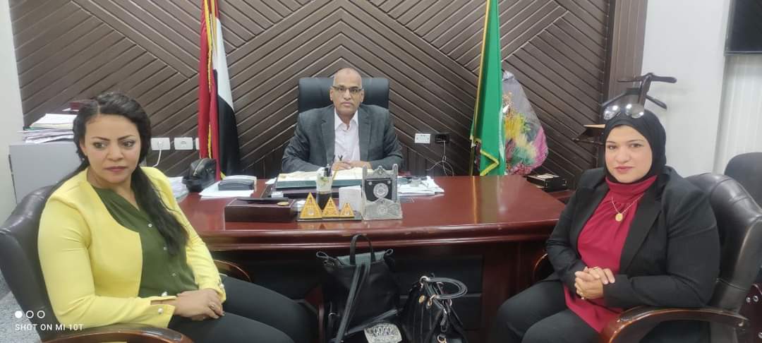 مدير تعليم المنيا يستقبل طالبات مدرسة مصر للتأمين الدولية 