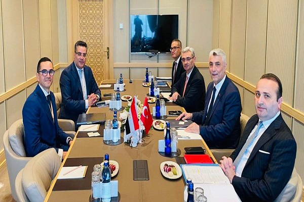 وزير الاستثمار ونظيره التركي