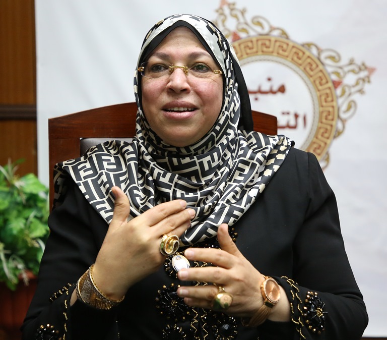 د نيفين مختار