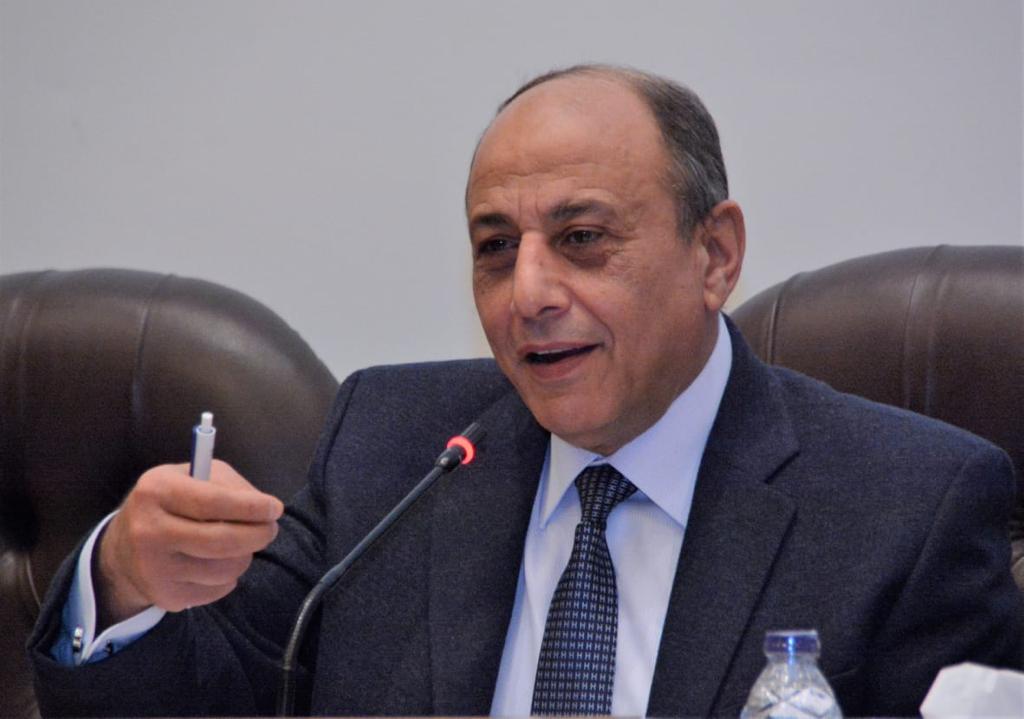 الفريق طيار محمد عباس وزير الطيران المدني 