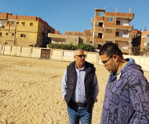وكيل الرياضة بالقليوبية يتابع عملية إحلال وتجديد ملعب مركز شباب ب