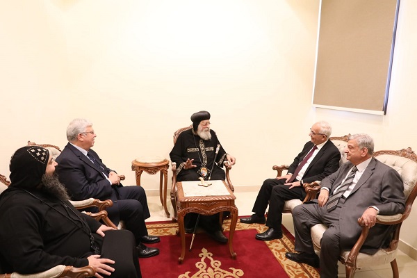 الدكتور رضا حجازى والدكتور ايمن عاشور والبابا تواضروس الثاني