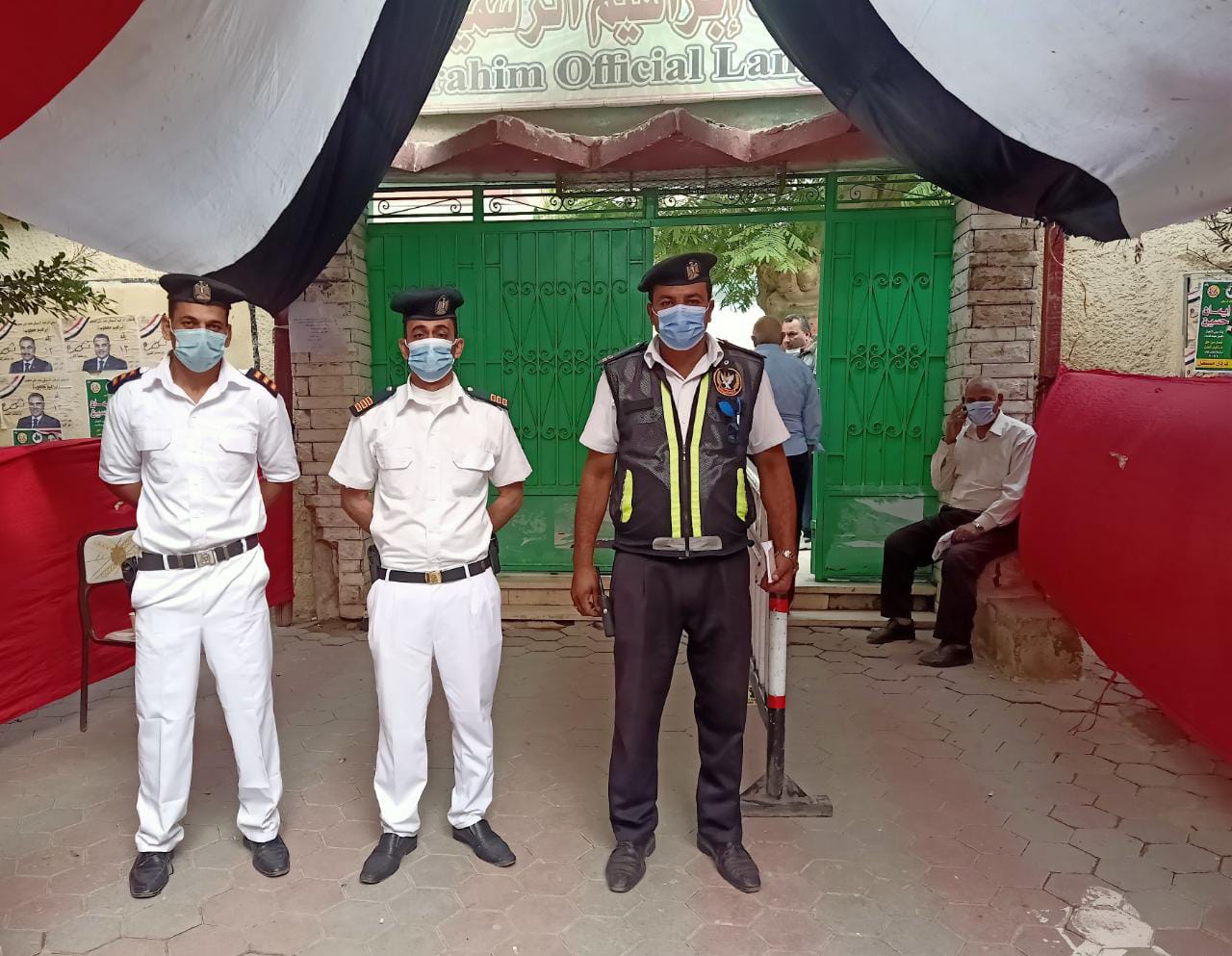 انتشار شرطى بمحيط لجان الاقتراع لتأمين سير العملية الانتخابية .. صور 