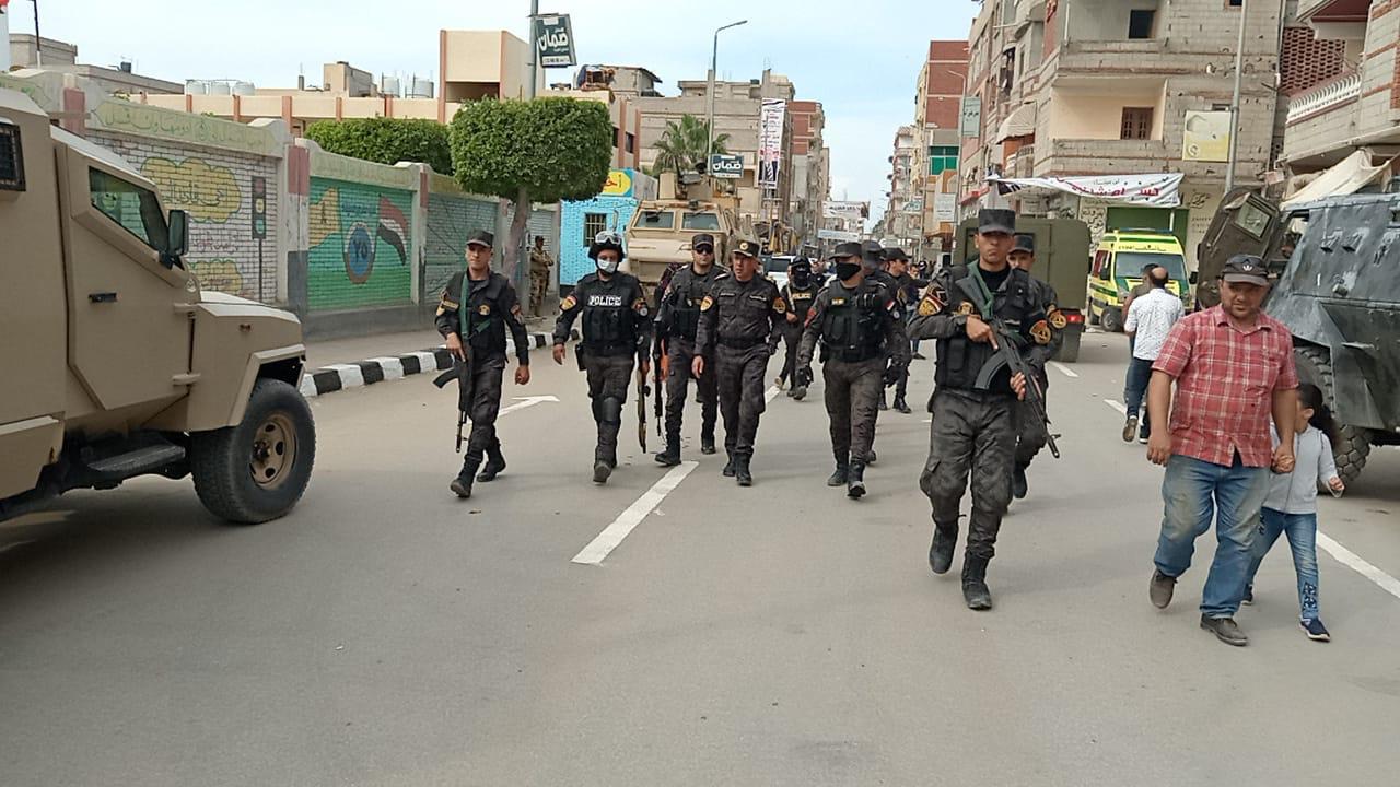 شمال سيناء تبطل دعوات الارهابية بالمقاطعة .. الاف الناخبين من كل الاعمار يتزاحمون امام اللجان بالعريش وبئر العبد .. فيديو وصور