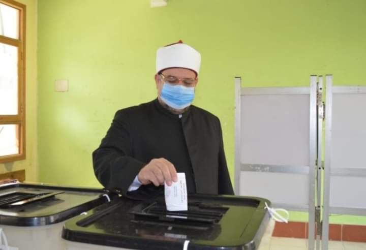 وزير الأوقاف يدلي بصوته