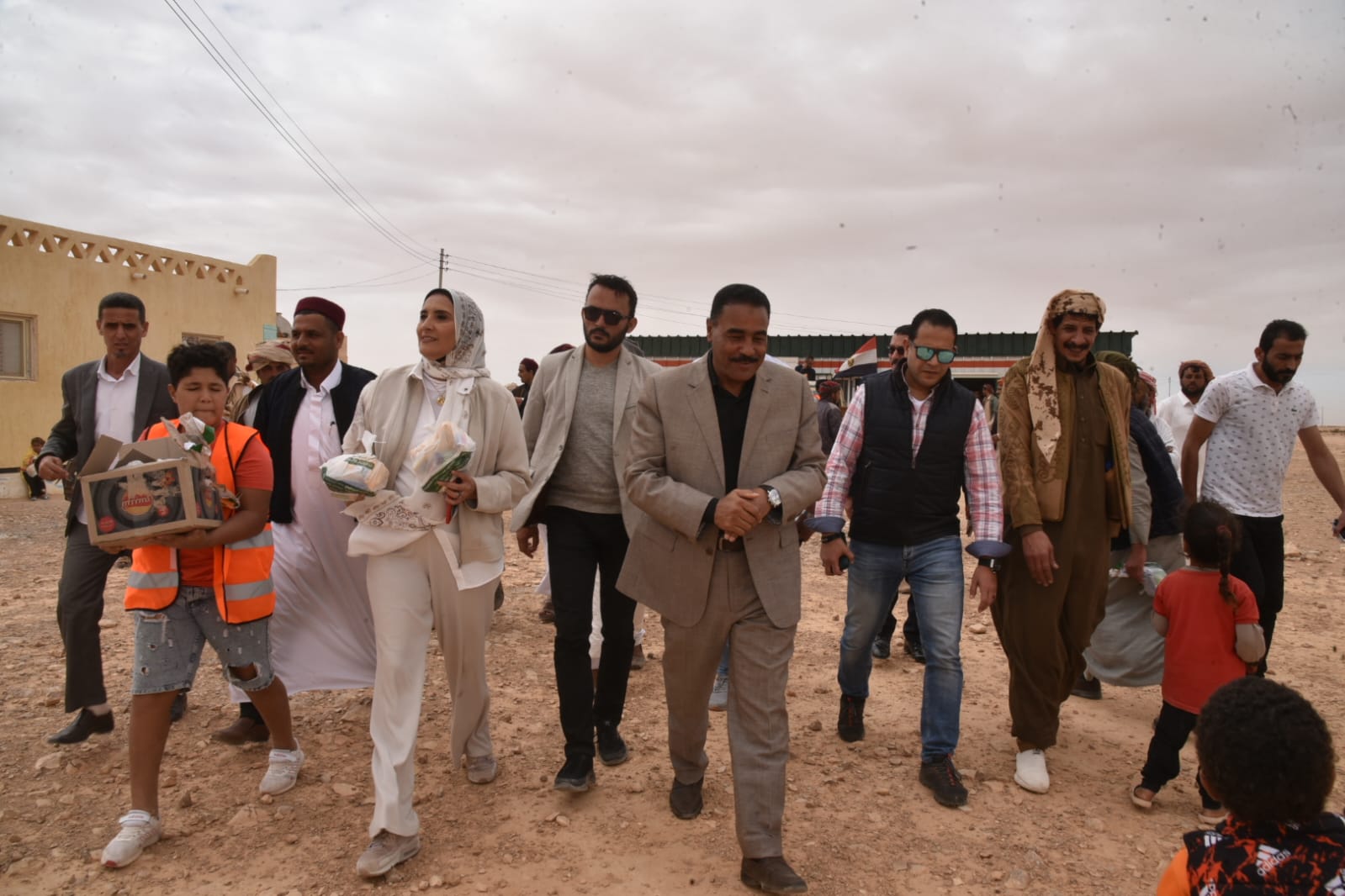 محافظ مطروح يوزع مواد غذائية وهدايا لاهالي تجمع الشالودي ببراني