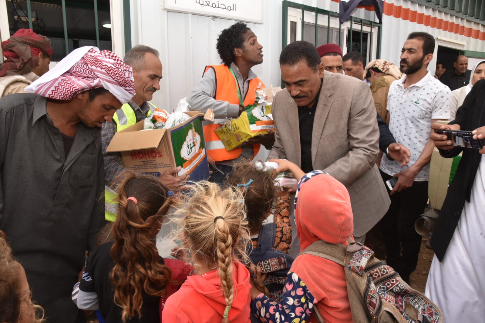 محافظ مطروح يوزع مواد غذائية وهدايا لاهالي تجمع الشالودي ببراني
