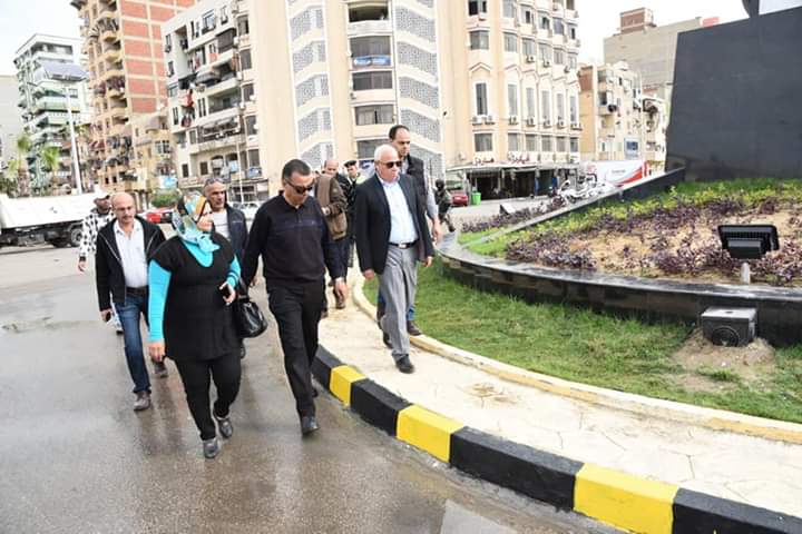 محافظ بورسعيد يتابع سير العمل بميدان ستالنجراد تمهيدا لافتتاحه