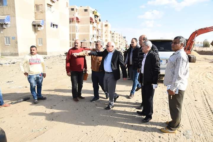 محافظ بورسعيد يتابع سير العمل بشارع البترول ومجمع المواقف الجديد