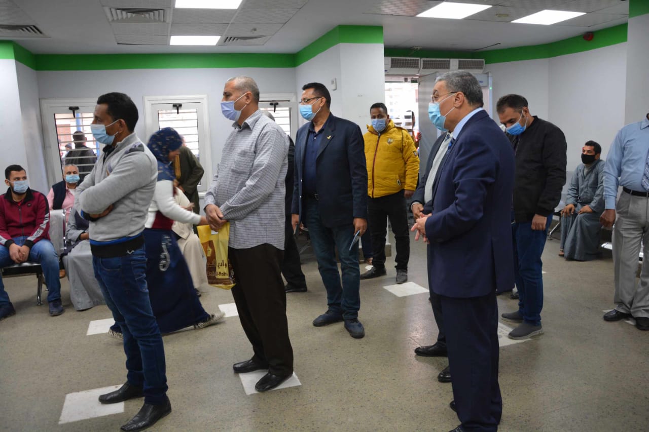 محافظ المنيا يتابع صرف المنحة الرئاسية