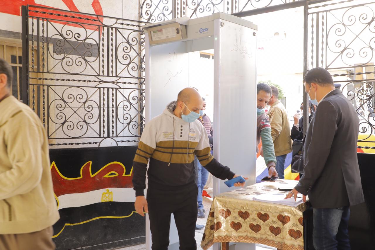 اقبال الناخبين على مراكز الاقتراع للإدلاء بأصواتهم فى جولة الإعادة لانتخابات النواب بدمياط .صور