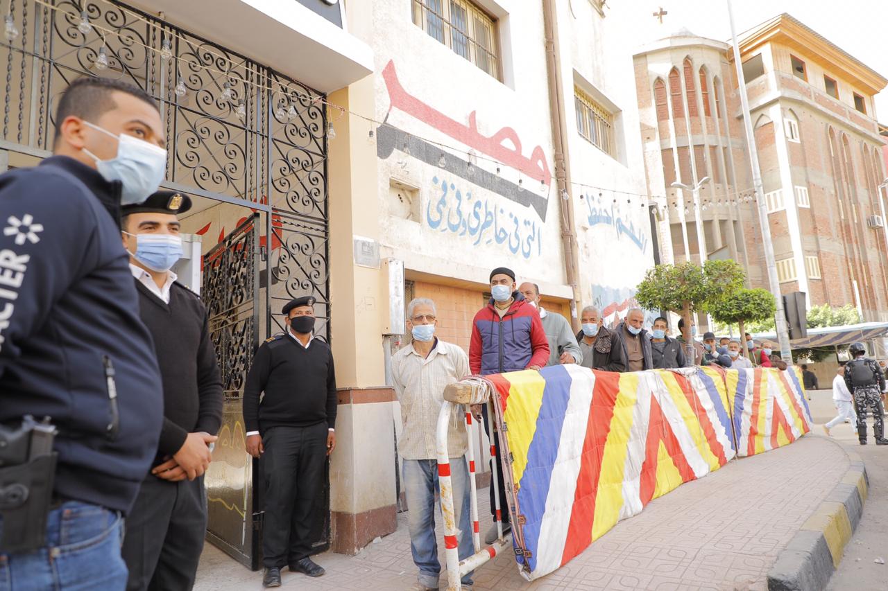 اقبال الناخبين على مراكز الاقتراع للإدلاء بأصواتهم فى جولة الإعادة لانتخابات النواب بدمياط .صور