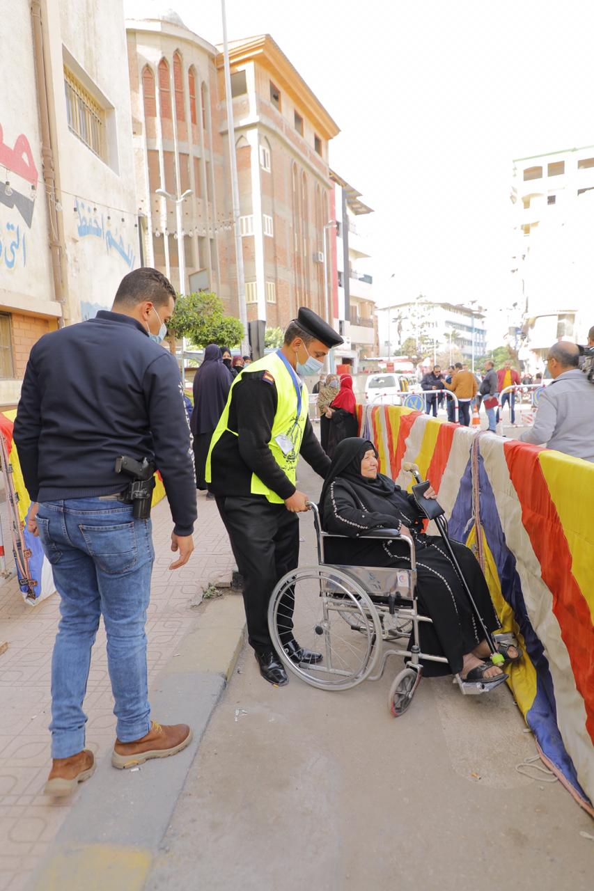 اقبال الناخبين على مراكز الاقتراع للإدلاء بأصواتهم فى جولة الإعادة لانتخابات النواب بدمياط .صور