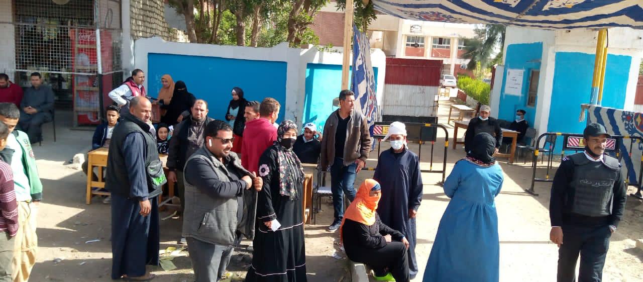 هدوء في الاسماعيلية وبوابات الكترونية والمرأة تتصدر المشهد في جولة الاعادة للنواب.صور