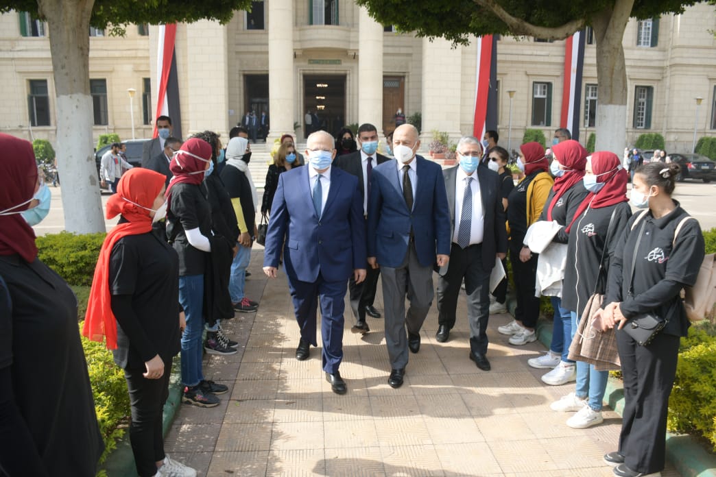 أبو الغيط والخشت يزرعان شجرة زيتون في جامعة القاهرة 