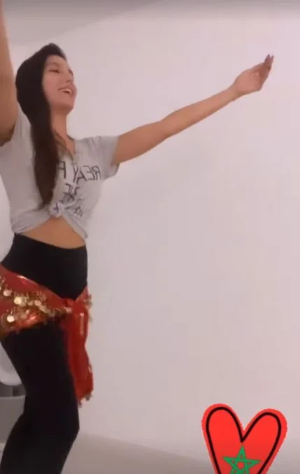 وصلة رقص لـ نجمة بوليوود بعد فوز منتخب المغرب .. صور