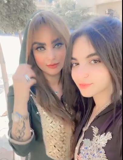 هبة عبد العزيز وإبنتها