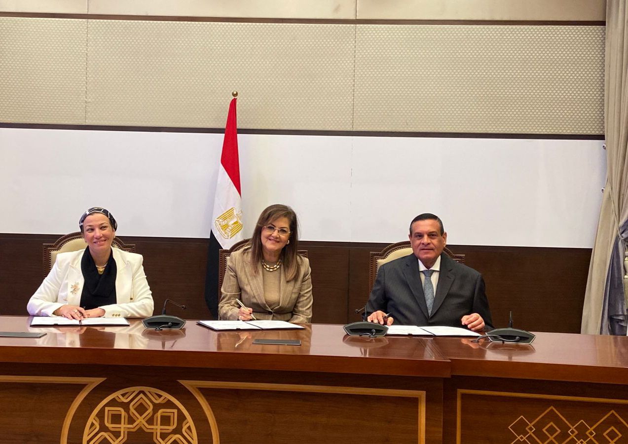 وزراء البيئة والتخطيط والتنمية المحلية يوقعون عقد المرحلة الرابعة
