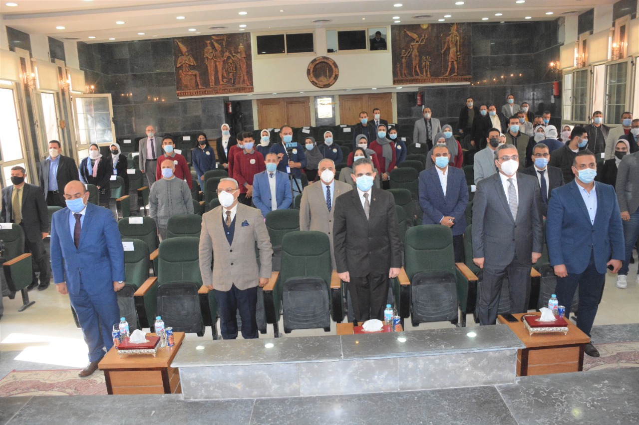 محافظ الغربية في حوار مفتوح لتكريم عباقرة الجامعات المصرية-صور