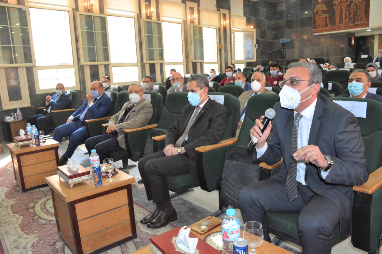 محافظ الغربية في حوار مفتوح لتكريم عباقرة الجامعات المصرية-صور