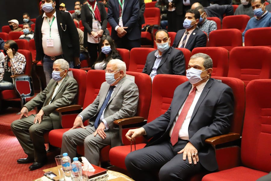 سعفان يسلم 59 شهادة إتمام الدورات التدريبية مجانا علي مهن التفصيل والطباعة 