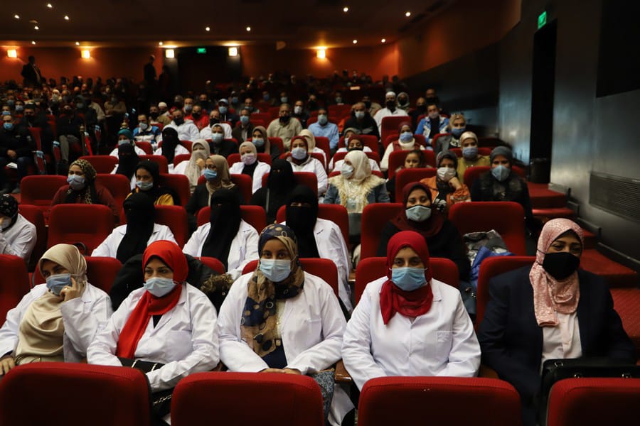 سعفان يسلم 59 شهادة إتمام الدورات التدريبية مجانا علي مهن التفصيل والطباعة 