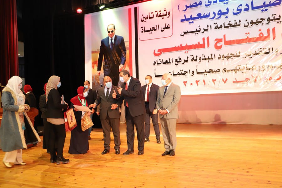 سعفان يسلم 59 شهادة إتمام الدورات التدريبية مجانا علي مهن التفصيل والطباعة 