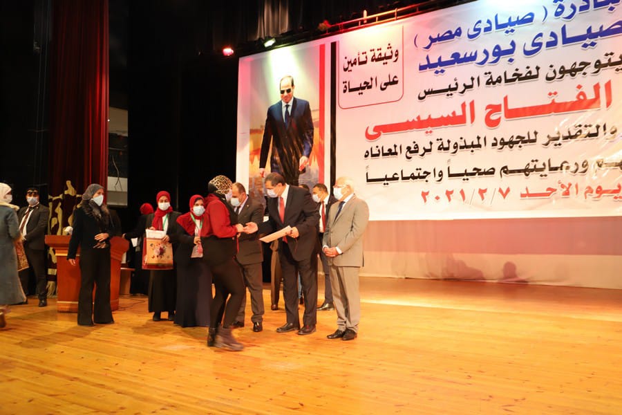 سعفان يسلم 59 شهادة إتمام الدورات التدريبية مجانا علي مهن التفصيل والطباعة 