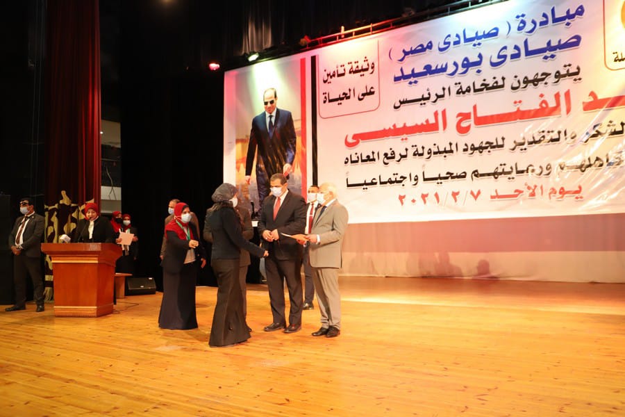 سعفان يسلم 59 شهادة إتمام الدورات التدريبية مجانا علي مهن التفصيل والطباعة 