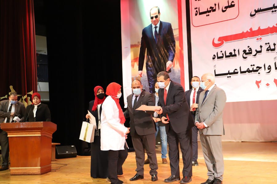 سعفان يسلم 59 شهادة إتمام الدورات التدريبية مجانا علي مهن التفصيل والطباعة 