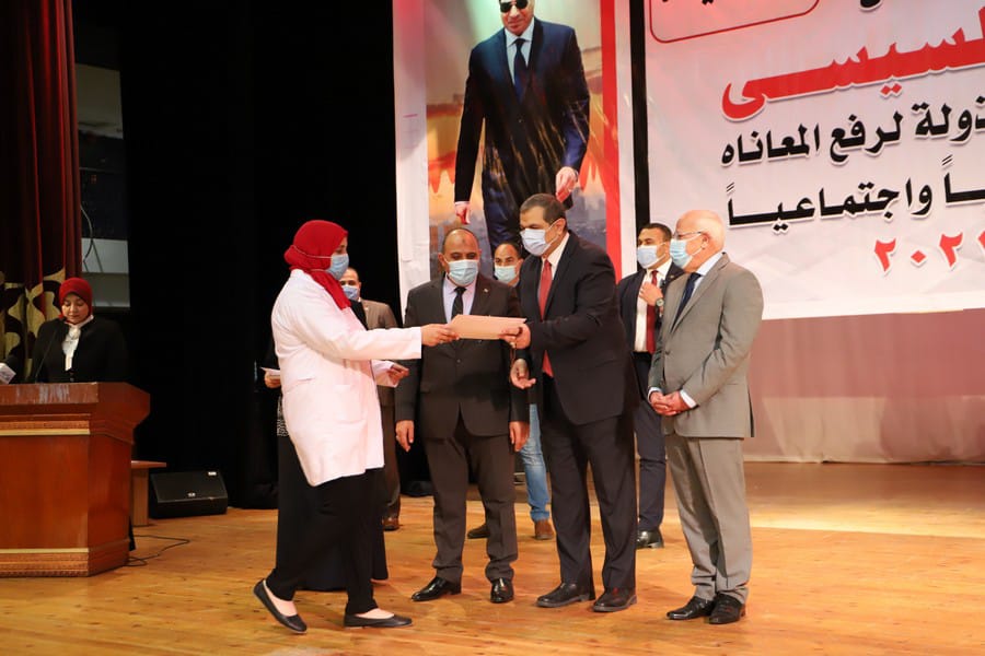 سعفان يسلم 59 شهادة إتمام الدورات التدريبية مجانا علي مهن التفصيل والطباعة 