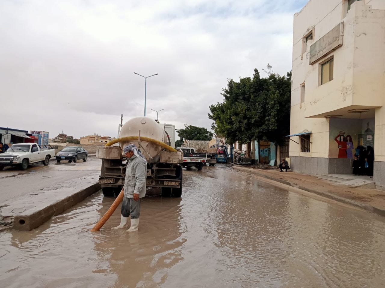 اجهزة مطروح تواصل رفع تراكم مياة الامطار بشوارع المدن