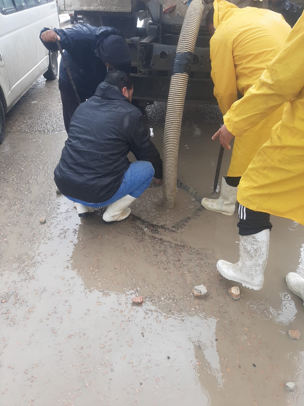 مواصلة جهود مدينة مرسي مطروح لرفع تجمعات مياه الامطار  