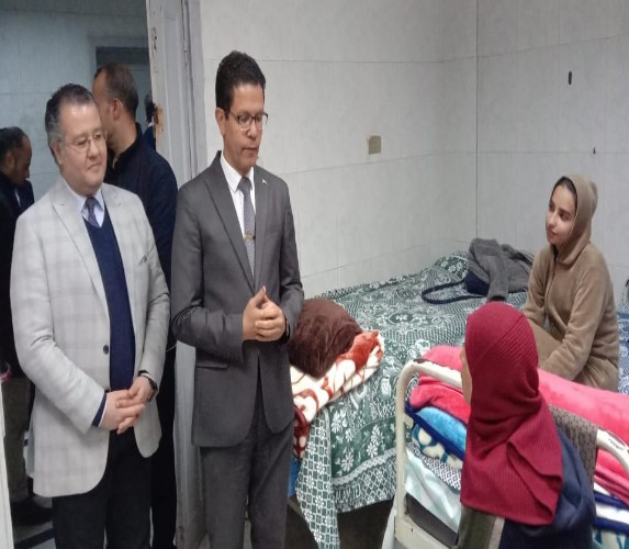 رئيس جامعة بنها يزور مرضى من الأشقاء الفلسطينيين بمستشفى بنها الجامعي 
