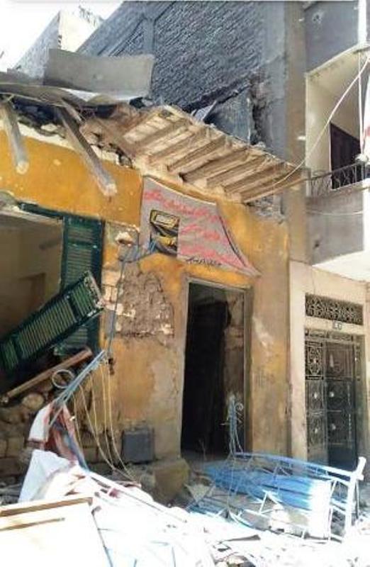 صاحب منزل يستعين بلودر ضخم لهدم منزل قديم علي سكانة 