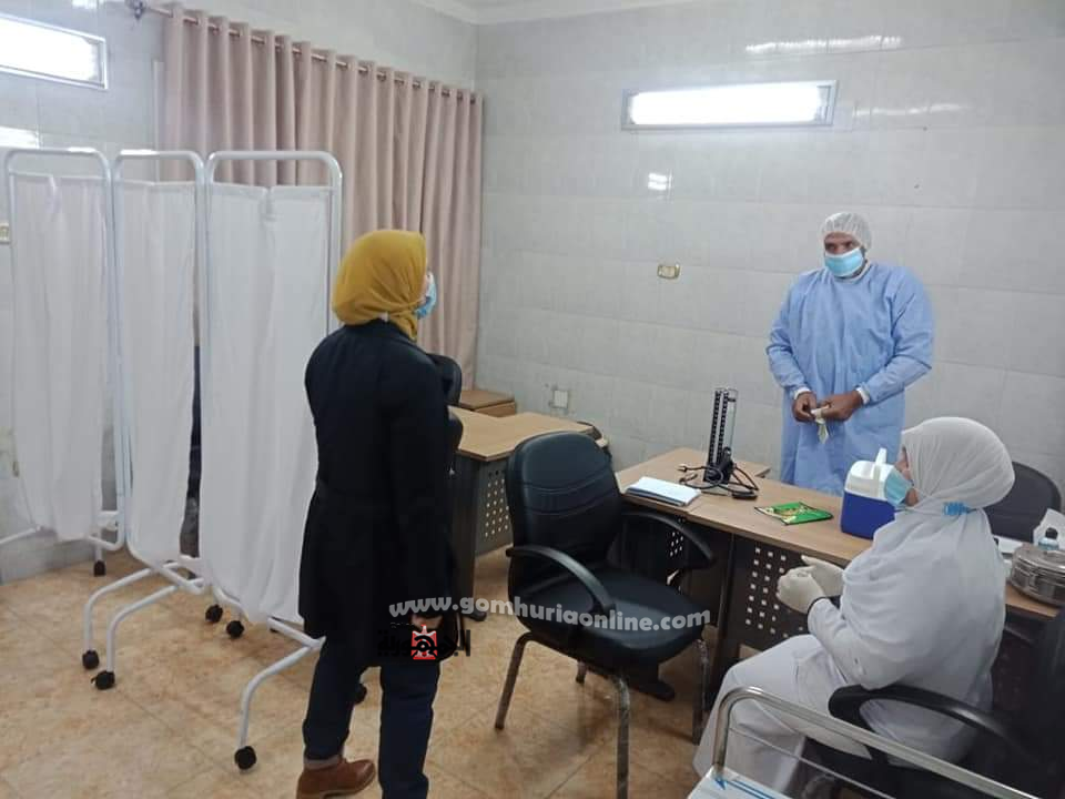 نائب شيوخ  مستقبل وطن  باسيوط يرافقة وكيل وزارة الصحة يتابعان حملة التطعيم لمواجهة كورونا 