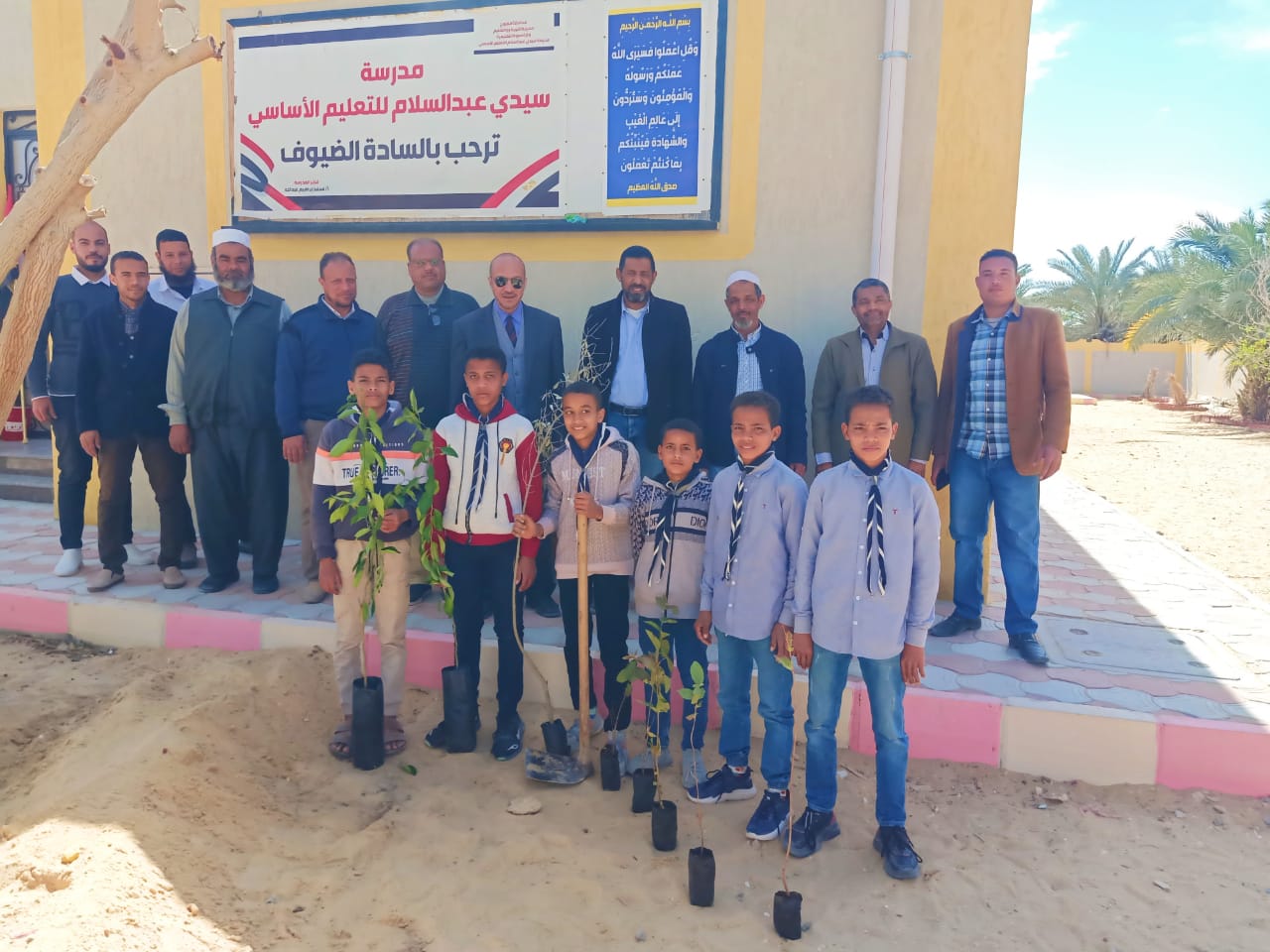 محافظ مطروح يتابع توزيع  شتلات أشجار مبادرة 100 مليون شجرة