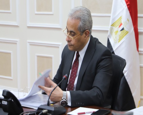 وزير العمل يُراجع مستندات تراخيص مراكز تدريب مهني خاصة لمزاولة النشاط بشكل رسمي