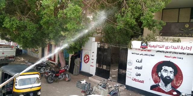 استمرار حملات التطهير والتعقيم للمنشآت الخدمية والحيوية بمراكز وقرى أسيوط 