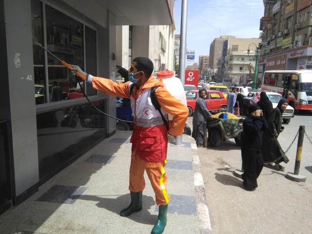 استمرار حملات التطهير والتعقيم للمنشآت الخدمية والحيوية بمراكز وقرى أسيوط 