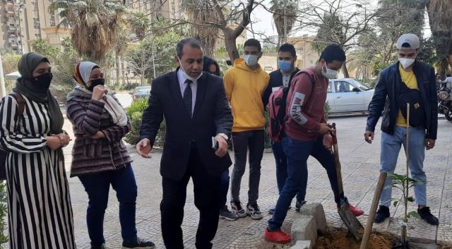 مبادرة كلية التكنولوجيا والتعليم فى جامعة حلوان للتشجير بأيدى الطلاب.. بالصور